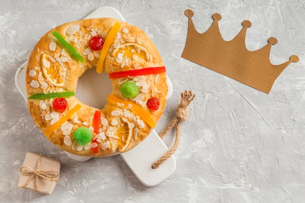Photo dessert et couronne de l'épiphanie roscon de reyes