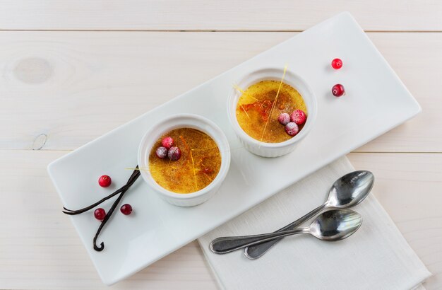 Dessert Crème Brûlée Aux Canneberges Dans Un Bol Blanc