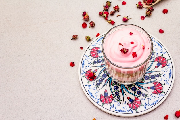 Dessert à la crème délicate. Rose comestible traditionnelle turque, pétales de fleurs