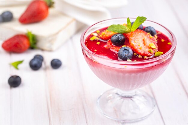 Dessert à la crème de fraise avec quelques myrtilles, pudding aux fraises