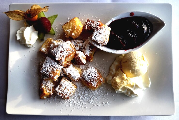 Photo dessert avec crème glacée et confiture sur assiette
