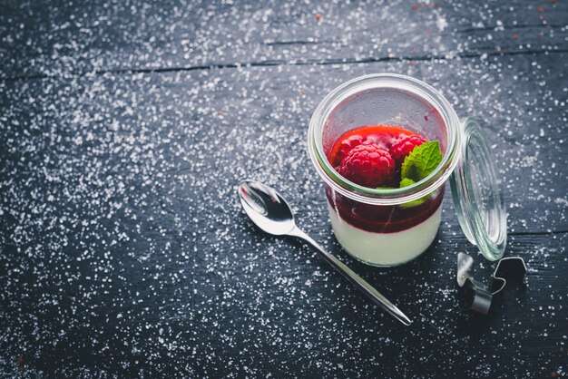 Dessert crémeux aux baies Sur un fond en bois Vue de dessus Espace libre pour votre texte