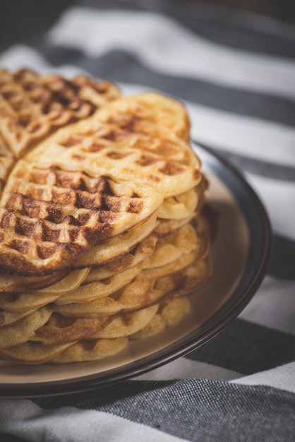 Dessert Crêpes sucrées et chaudes faites maison sur une table rustique