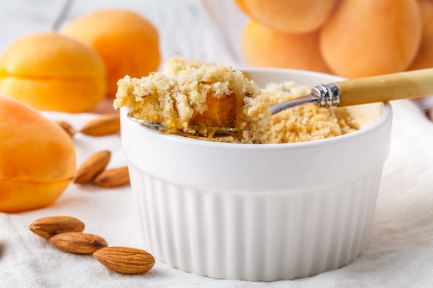 Dessert crumble aux fruits de saison avec crème prête à servir