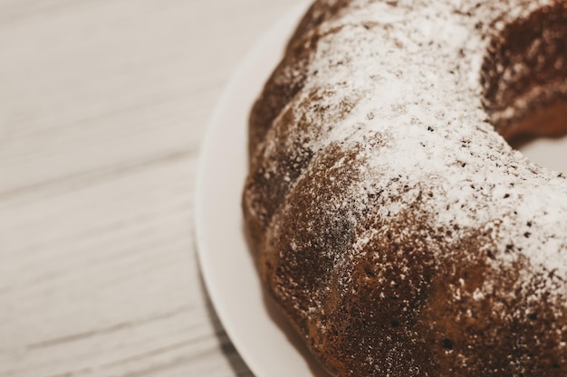 Le dessert cuit au four est un cupcake rond saupoudré de poudre