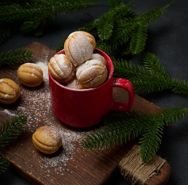 Dessert cuit au four en forme de noix dans une tasse en céramique rouge