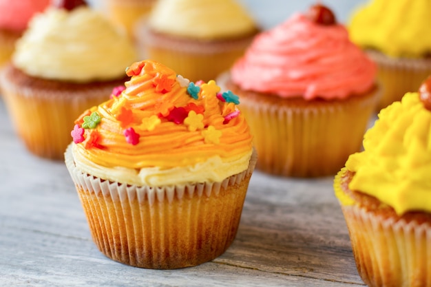 Dessert cupcake aux couleurs vives avec glaçage à l'orange meilleure forme et saveur de pâtisserie maison