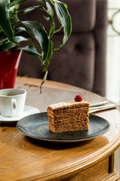 Dessert décoré de framboises, servi avec du café. Photo de dessert à l'intérieur