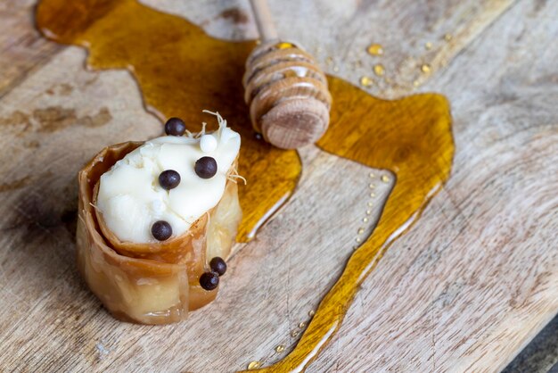 Dessert décoré de pâte feuilletée sucrée fourrée au chocolat et au miel naturel