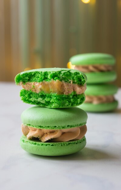 Dessert délicat français pour le petit-déjeuner le matin macaron léger à la banane et à la crème