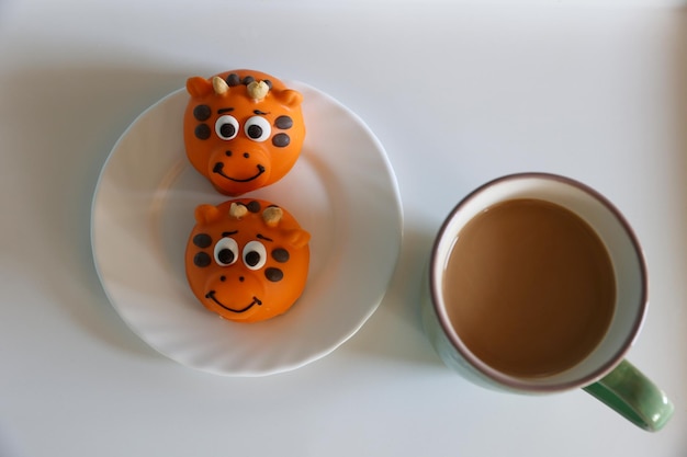 Dessert délicat sous forme d'animaux drôles avec une tasse de café sur la table