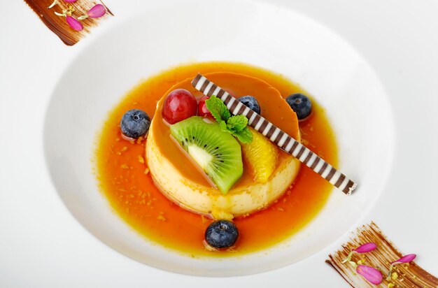 Dessert délicieux Crème au caramel sur le dessus avec des fruits