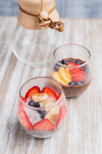 Photo dessert de deux fruits sains sur une table en bois