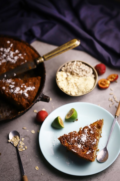 Dessert diététique. Une tranche de tarte à l'avoine.