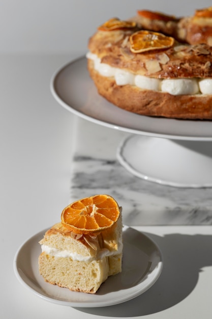 Dessert du jour de l'épiphanie sur assiette avec agrumes séchés