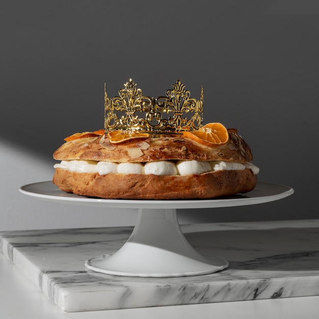 Dessert du jour de l'épiphanie aux agrumes séchés et couronne