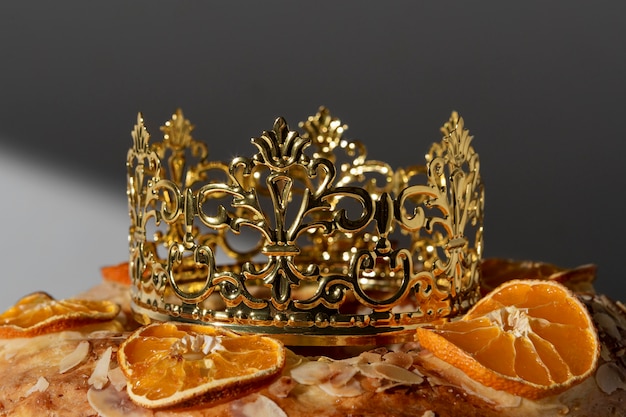 Photo dessert du jour de l'épiphanie close-up avec couronne