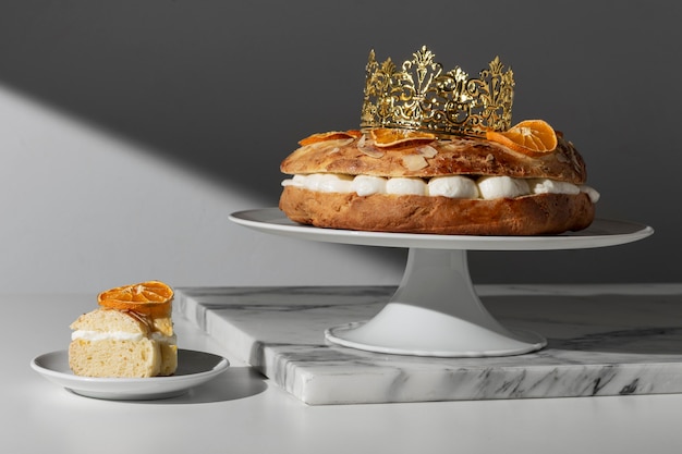 Photo dessert du jour de l'épiphanie avec couronne et agrumes séchés