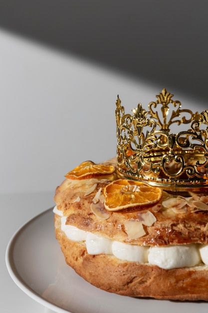 Photo dessert du jour de l'épiphanie avec couronne et espace de copie