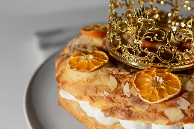 Dessert du jour de l'Épiphanie avec couronne