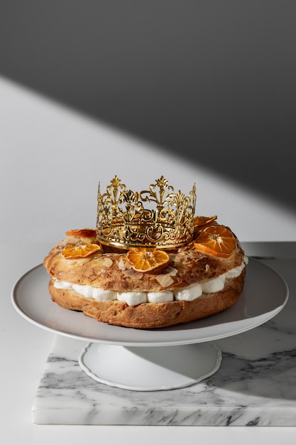 Photo dessert du jour de l'épiphanie avec espace copie et couronne