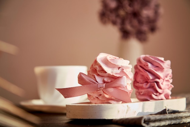 Dessert esthétique guimauves aux baies avec cassis et tasse de thé noir Premier plan flou Apéritif atmosphérique confortable d'automne Bonbons sains aliments naturels sans sucre et sans gluten