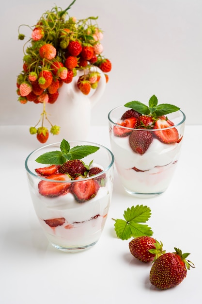 Dessert étagé au fromage à la crème aux fraises