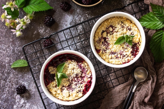 Dessert D'été Fait Maison Blackberry Crumble Dans Un Plat Allant Au Four Sur Un Comptoir En Pierre Vue De Dessus