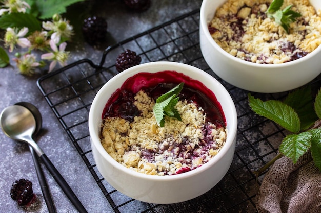 Dessert d'été fait maison Blackberry crumble dans un plat allant au four sur un comptoir en pierre