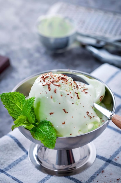 Dessert d'été froid Glace au lait avec kiwi Fruits à la crème glacée