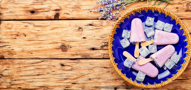 Dessert d'été, glace à la lavande en fleurs. Glace bio