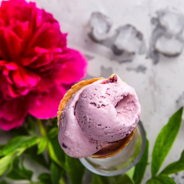 Dessert d&#39;été lumineux naturel de leurs baies avec une fleur