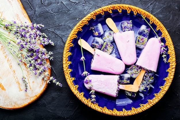 Dessert d'été naturel, crème glacée à la lavande. Popsicles à la lavande à base de fleurs de lavande