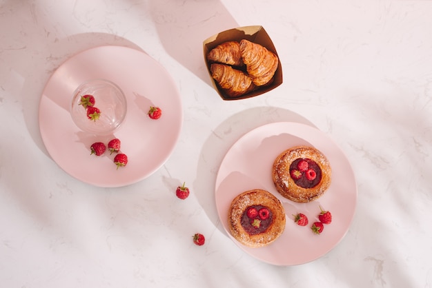 Dessert d'été sucré, mini croissants faits maison, servis avec du cidre froid aux framboises, des framboises fraîches.