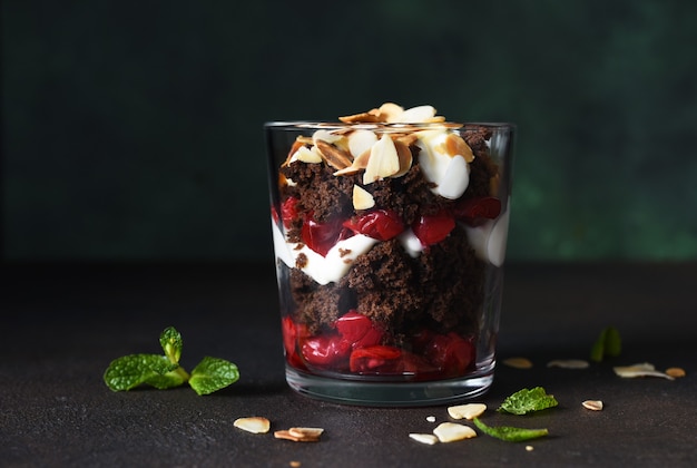 Dessert forêt noire aux cerises dans un verre. Dessert traditionnel allemand. Mise au point horizontale.