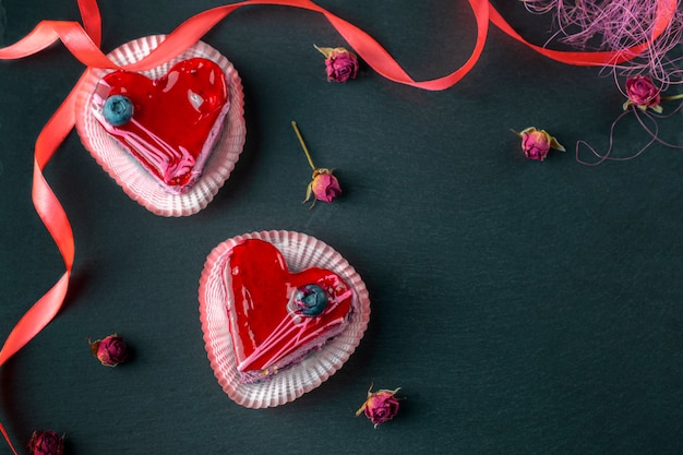 Dessert en forme de coeur sur une planche en ardoise, soirée romantique, pose à plat au-dessus de la tête