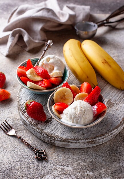 Dessert fraise, banane et glace