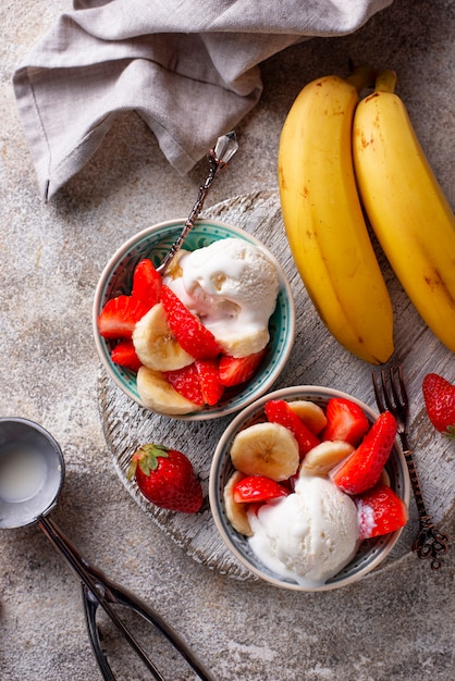 Dessert fraise, banane et glace