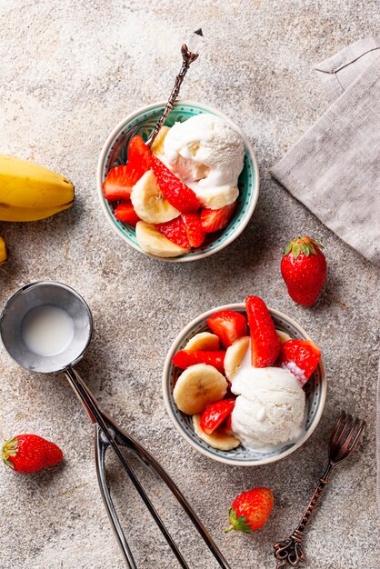 Dessert fraise, banane et glace