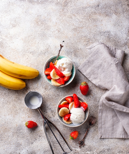 Dessert fraise, banane et glace