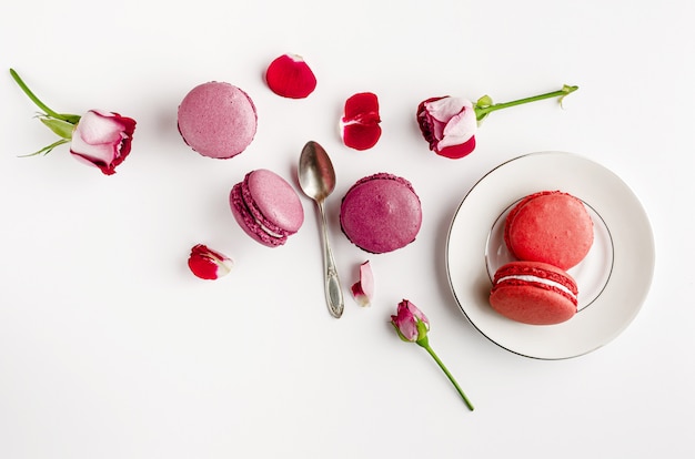 Dessert français sucré et roses sur fond blanc