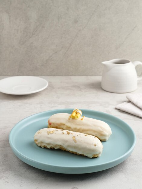 Dessert français traditionnel Éclairs sucrés et colorés avec glaçage au chocolat