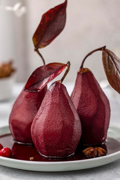 Dessert français traditionnel poires mijotées au vin rouge