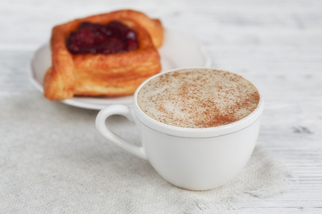 Dessert de fruits et café sur une table en bois blanche