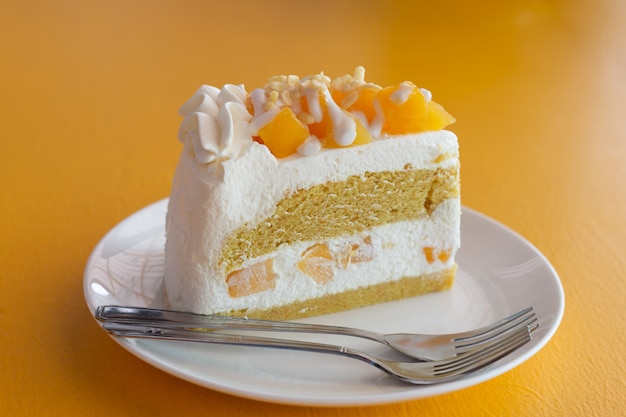 Dessert de fruits d'été est Cheesecake à la mangue sur la table jaune