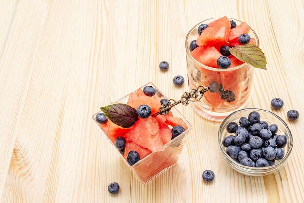 Dessert de fruits d'été frais. Pastèque douce et myrtille, feuilles de basilic violet