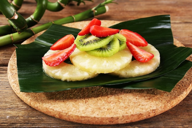 Dessert de fruits sur feuille verte sur table