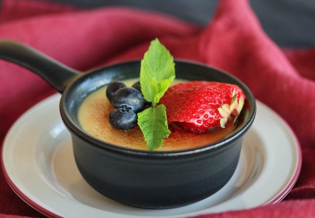 Photo dessert garni de fraises, de feuilles de menthe fraîche et de bleuets