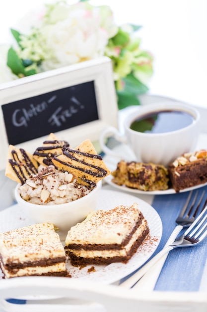 Dessert gastronomique sans gluten sur un plateau au pique-nique d'été.