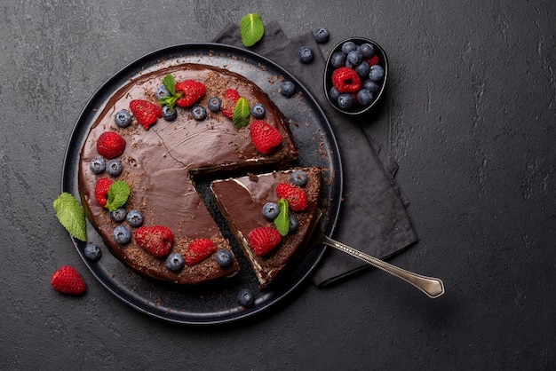 Dessert de gâteau au chocolat avec des baies fraîches